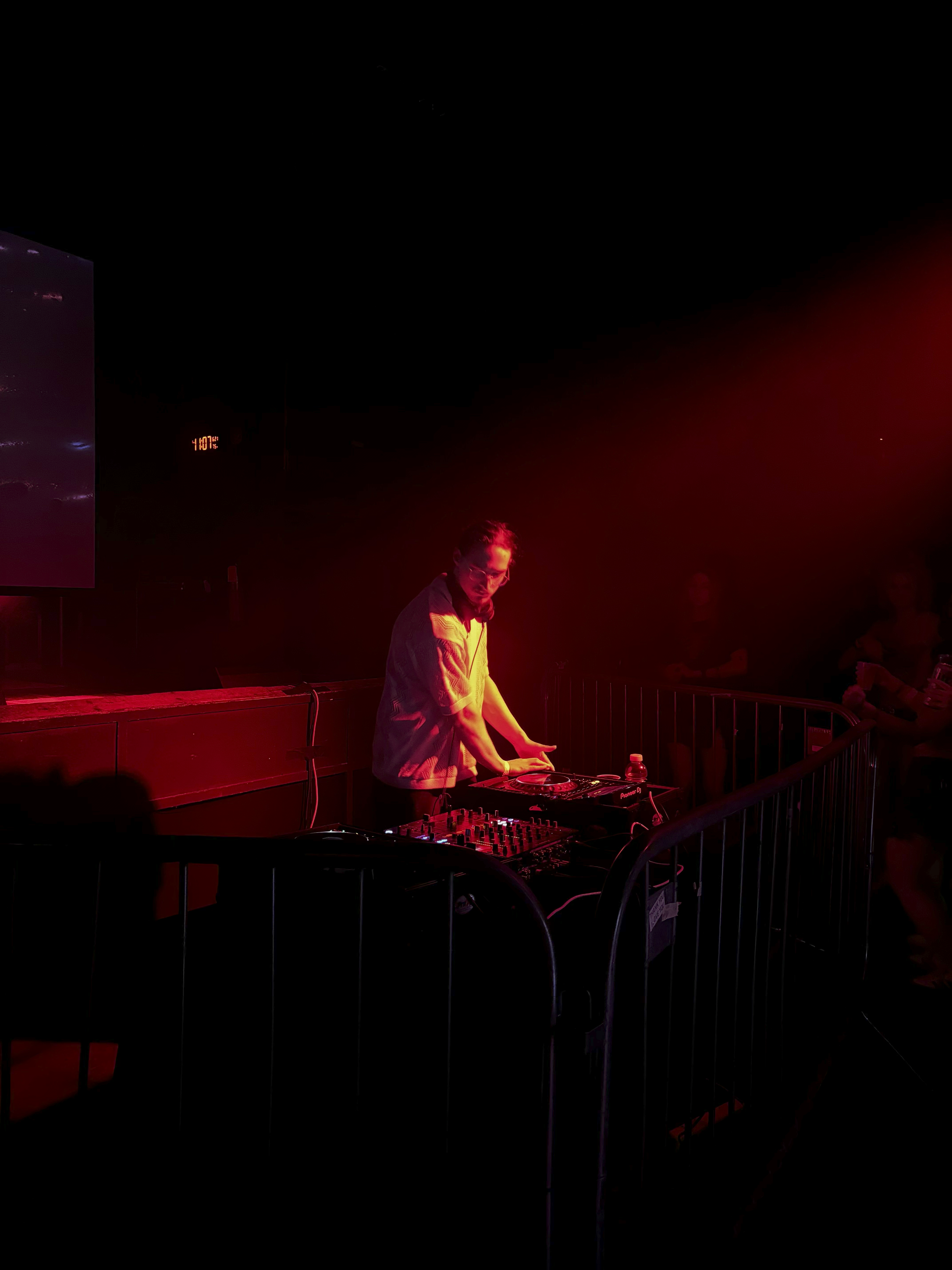 Image of low.again performing